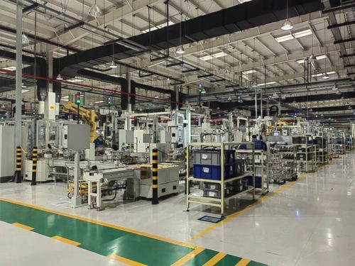 自動(dòng)物流車來回穿梭,機(jī)器人自動(dòng)上下物料,嘉定智能工廠未來感十足